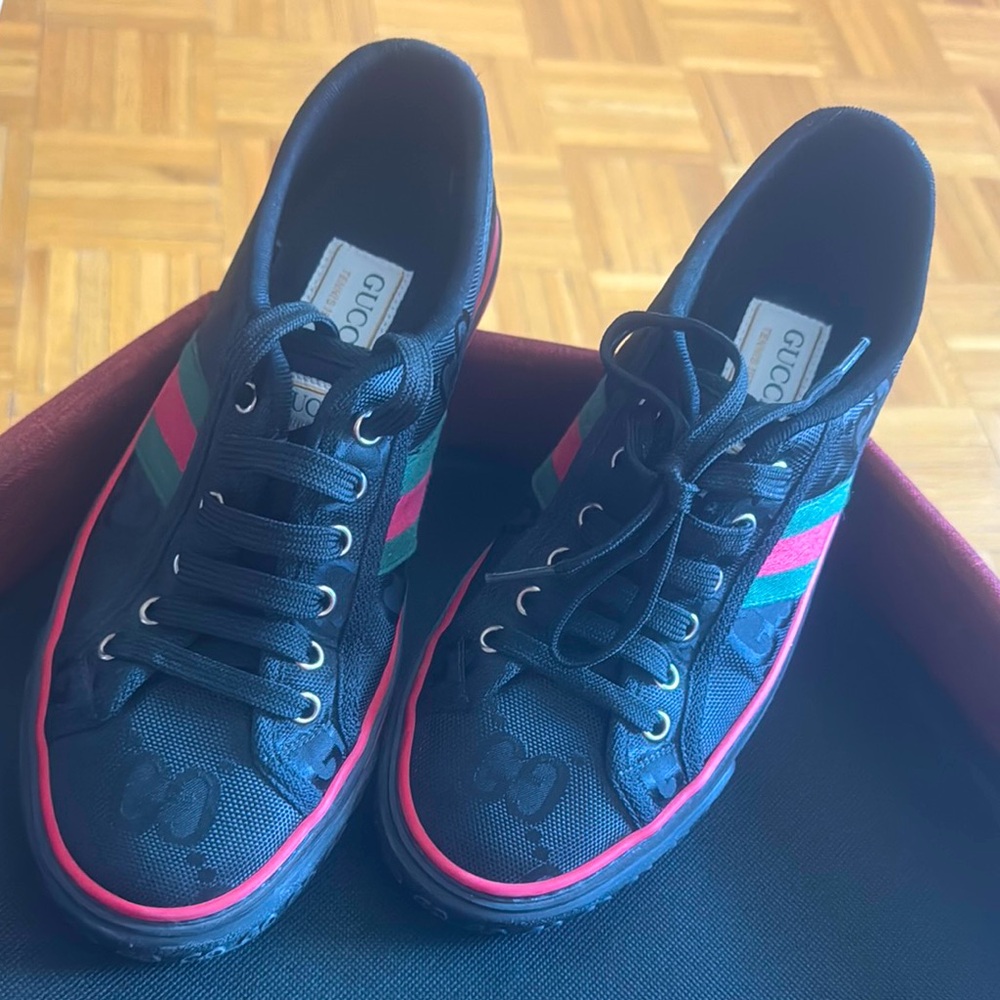 Gucci classic Black with green and red stripes lace up sneakers